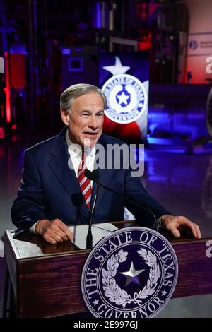 Lockhart, Texas 1. Februar 2021: Der Gouverneur von Texas, Greg Abbott, bereitet sich darauf vor, seine State of the State Rede bei Visionary Fiber Technologies außerhalb von Lockhart, TX, zu halten. Abbott schlägt unter anderem vor, die Telemedizin auszubauen und den Breitbandzugang für ländliche Texaner zu erhöhen. ©Bob Daemmrich Stockfoto