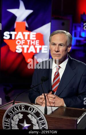 Lockhart, Texas 1. Februar 2021: Der Gouverneur von Texas, Greg Abbott, bereitet sich darauf vor, seine State of the State Rede bei Visionary Fiber Technologies außerhalb von Lockhart, TX, zu halten. Abbott schlägt unter anderem vor, die Telemedizin auszubauen und den Breitbandzugang für ländliche Texaner zu erhöhen. ©Bob Daemmrich Stockfoto