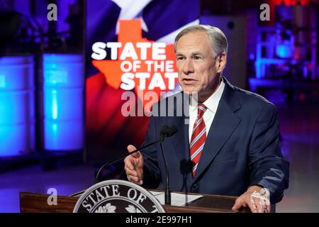 Lockhart, Texas 1. Februar 2021: Der Gouverneur von Texas, Greg Abbott, bereitet sich darauf vor, seine State of the State Rede bei Visionary Fiber Technologies außerhalb von Lockhart, TX, zu halten. Abbott schlägt unter anderem vor, die Telemedizin auszubauen und den Breitbandzugang für ländliche Texaner zu erhöhen. ©Bob Daemmrich Stockfoto