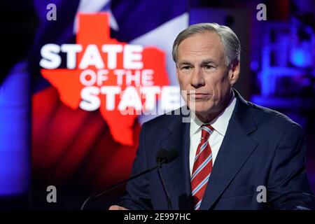 Lockhart, Texas 1. Februar 2021: Der Gouverneur von Texas, Greg Abbott, bereitet sich darauf vor, seine State of the State Rede bei Visionary Fiber Technologies außerhalb von Lockhart, TX, zu halten. Abbott schlägt unter anderem vor, die Telemedizin auszubauen und den Breitbandzugang für ländliche Texaner zu erhöhen. ©Bob Daemmrich Stockfoto