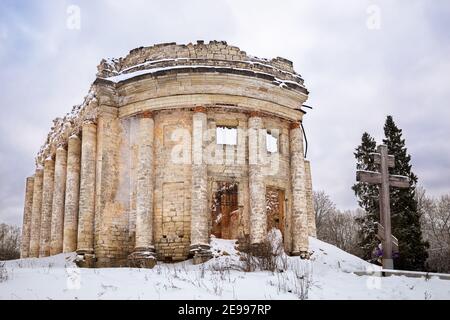 Anbetung Kreuz und die Ruinen der Heiligen Dreifaltigkeitskirche im Dorf des Fünften Berges, Leningrad, Russland Stockfoto