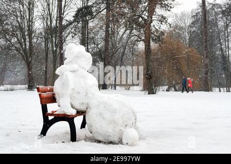 Braunschweig, Deutschland. Februar 2021, 02nd. Ein Schneemann sitzt auf einer Bank im Bürgerpark. Quelle: Stefan Jaitner/dpa/Alamy Live News Stockfoto