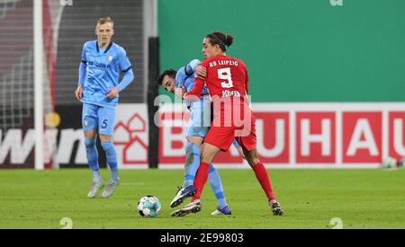 Leipzig, Deutschland. 03rd Feb, 2021. firo: 03,02.2021, Fußball: Fußball: DFB-Pokal, Runde 16, Saison 2020/21 RB, Red Bull Leipzig - VfL Bochum Duels, Yussuf Poulsen, Versus, Erhan Masovic Credit: Ralf Ibing/firo Sportfoto / usage worldwide/dpa/Alamy Live News Stockfoto