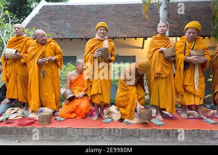 Luang Prabang, Laos Tak bat oder die Morgenalmosenprozession des Mönchs. Stockfoto