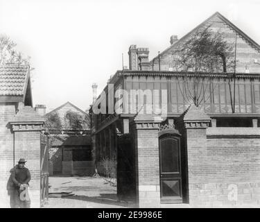 Frühe 20th Jahrhundert Fotografie - Legation Quarter Peking Peking c,1905 - eine von einer Reihe von Bildern aus einem seltenen Archiv, alle auf Alamy aufgeführt, depcting das Legation Quarter in den Jahren nach dem Boxer Aufstand. Das Gebiet liegt um Dong Jiao Min Xiang im Bezirk Dongcheng, östlich des Tienanming Platzes. Stockfoto