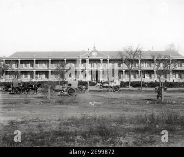 Frühe 20th Jahrhundert Fotografie - Legation Quarter Peking Peking c,1905 - eine von einer Reihe von Bildern aus einem seltenen Archiv, alle auf Alamy aufgeführt, depcting das Legation Quarter in den Jahren nach dem Boxer Aufstand. Das Gebiet liegt um Dong Jiao Min Xiang im Bezirk Dongcheng, östlich des Tienanming Platzes. Stockfoto