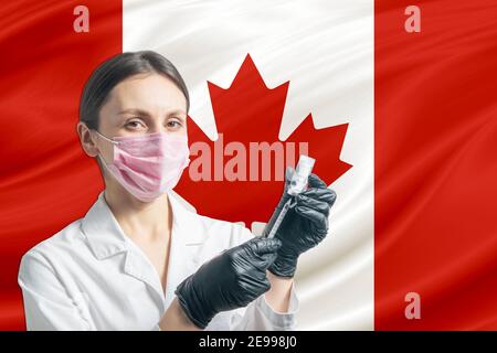 Kanada Flagge auf Betonwand. Banner mit Stoffstruktur der Flagge von Kanada. Stockfoto