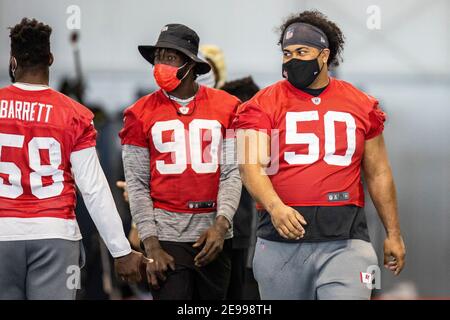 Tampa, USA. Februar 2021, 02nd. Tampa Bay Buccaneers Defensive Tackle Vita Vea Spaziergänge zwischen Übungen während NFL Fußball-Praxis, hier in einem Bild, das den Medien von der NFL, Dienstag, 2. Februar 2021 in Tampa, Florida, veröffentlicht. Die Buccaneers werden die Kansas City Chiefs in Super Bowl 55 Gesicht. (Tori Richman/Tampa Bay Buccaneers via AP/Sipa USA) **nur zur redaktionellen Verwendung erforderlich** Kredit: SIPA USA/Alamy Live News Stockfoto