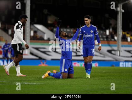 Craven Cottage, London, Großbritannien. Februar 2021, 3rd. English Premier League Football, Fulham gegen Leicester City; Kelechi Iheanacho von Leicester City feiert nach dem Tor seine Seiten 1st Tor in der 17th Minuten, um es 0-1 mit Ayoze Perez von Leicester City Kredit: Action Plus Sports/Alamy Live News Stockfoto