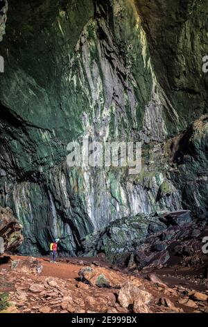 Caver Walking in Deer Cave, Mulu, Malaysia Stockfoto