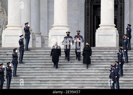 Ein Ehrengarde trägt eine Urne mit den eingeäscherten Resten des US-Polizeibeamten Brian Sichnick und einer gefalteten amerikanischen Flagge auf den Ostfronttreppen des US-Kapitols, nachdem er sich zu Ehren in der Rotunde in Washington, DC, am Mittwoch, den 3. Februar 2021 ausruhte. Kredit: Rod Lampey/CNP Verwendung weltweit Stockfoto