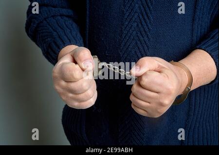 Männerhände in Handschellen aus nächster Nähe Stockfoto