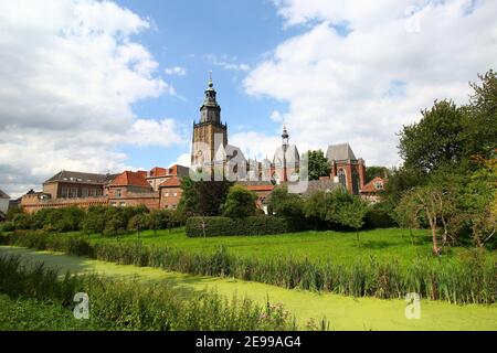 Die St-Walburgis Kirche und alte mittelalterliche Stadthäuser der niederländischen Stadt Zutphen, Niederlande im Sommer. Stockfoto