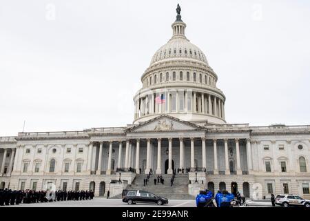 Ein Ehrengarde trägt eine Urne mit den eingeäscherten Resten des US-Polizeibeamten Brian Sichnick und einer gefalteten amerikanischen Flagge auf den Ostfronttreppen des US-Kapitols, nachdem er sich zu Ehren in der Rotunde in Washington, DC, am Mittwoch, den 3. Februar 2021 ausruhte. Kredit: Rod Lampey/CNP Verwendung weltweit Stockfoto