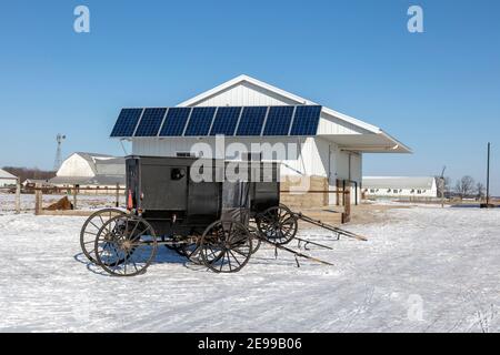 Amish Farm mit Sonnenkollektoren, Indiana, USA, von James D. Coppinger/Dembinsky Photo Assoc Stockfoto