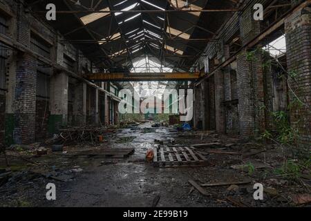 Alte Fabrik Mühle oder Lager verlassen und fallen Stockfoto