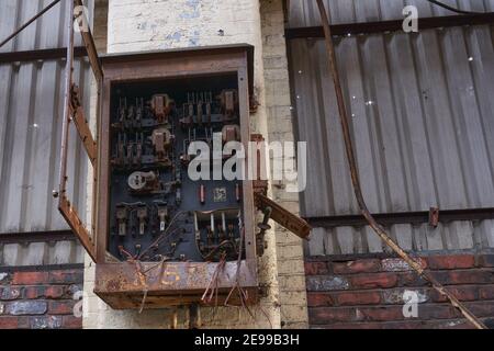 Ein alter elektrischer Verbraucherkasten in einer verlassenen Fabrik Stockfoto
