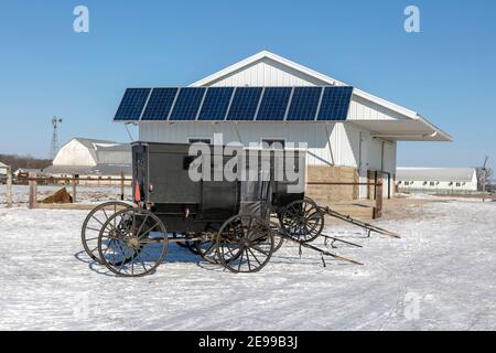 Amish Farm mit Sonnenkollektoren, Indiana, USA, von James D. Coppinger/Dembinsky Photo Assoc Stockfoto