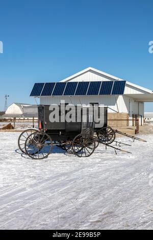 Amish Farm mit Sonnenkollektoren, Indiana, USA, von James D. Coppinger/Dembinsky Photo Assoc Stockfoto