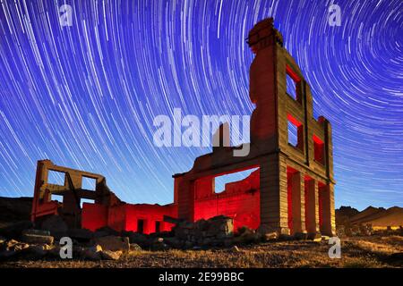 Verlassene Bank in Rhyolith, Nevada Light Painted mit Blue Hour Sky Stockfoto