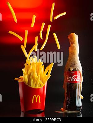 Moskau, Russland - 1. Dezember 2020: Pommes Frites und Cocacolat in einer Flasche. Stockfoto