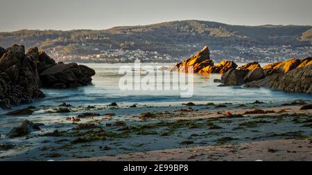 Felsformation ins Meer (ria de Pontevedra) In Aguete Strand Stockfoto