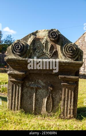 Nahaufnahme von alten Grabsteinen in Auchtermuchty Parish Church, Auchtermuchty, Fife, Schottland. Stockfoto