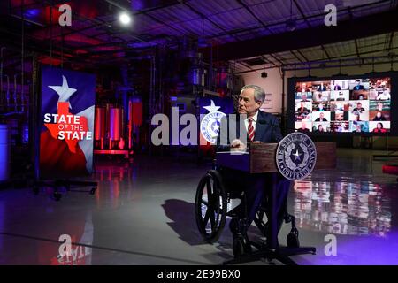 Lockhart, Texas, USA. Februar 2021, 1st. Der Gouverneur von Texas, GREG ABBOTT, bereitet sich darauf vor, seine jährliche State of the State-Rede bei Visionary Fiber Technologies außerhalb von Lockhart, TX, zu halten. Abbott schlug vor, die Telemedizin zu erweitern und den Breitbandzugang für ländliche Texaner zu erhöhen und lobte auch die anhaltende Stärke der texanischen Wirtschaft. Quelle: Bob Daemmrich/ZUMA Wire/Alamy Live News Stockfoto