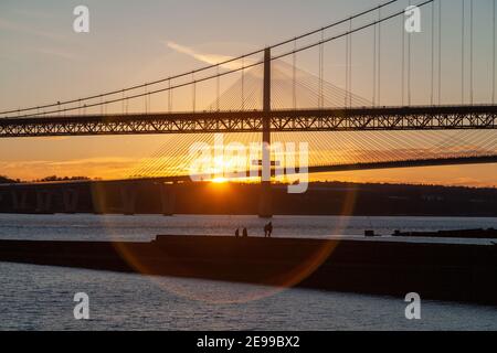 Die Forth Road Bridge und Queensferry Crossing bei Sonnenuntergang North Queensferry in der Nähe von Edinburgh Schottland. Stockfoto
