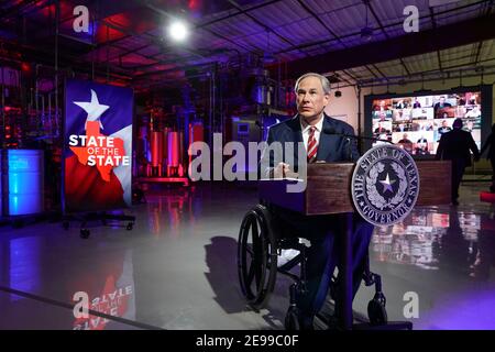 Lockhart, Texas, USA. Februar 2021, 1st. Der Gouverneur von Texas, GREG ABBOTT, bereitet sich darauf vor, seine jährliche State of the State-Rede bei Visionary Fiber Technologies außerhalb von Lockhart, TX, zu halten. Abbott schlug vor, die Telemedizin zu erweitern und den Breitbandzugang für ländliche Texaner zu erhöhen und lobte auch die anhaltende Stärke der texanischen Wirtschaft. Quelle: Bob Daemmrich/ZUMA Wire/Alamy Live News Stockfoto