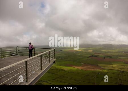 Manta dos realthos Aussichtspunkt, Terceira Insel, berühmter Ort, Azoren, grüne Landschaft. Stockfoto