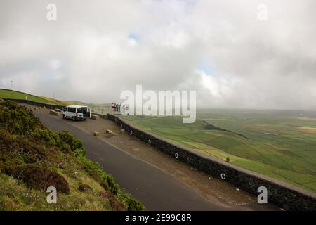Manta dos realthos Aussichtspunkt, Terceira Insel, berühmter Ort, Azoren, grüne Landschaft. Stockfoto