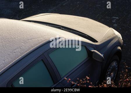 Ein frostiger Wagen von oben an einem kalten Wintermorgen. Stockfoto