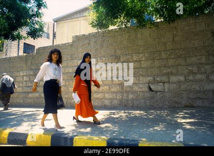 Amman Jordan Verschleiert & Enthüllt Frauen Traditionelle & Moderne Kleid Stockfoto