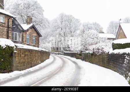 Winterbäume und schneebedeckte Hütten in Baildon, Yorkshire, England. Stockfoto