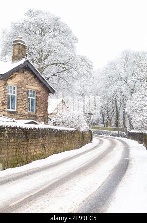 Winterbäume und schneebedeckte Hütten in Baildon, Yorkshire, England. Stockfoto