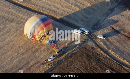Ballons am Morgen. Cappadocia, das Viertel von Goreme, ist ein toller Ort. Blick von oben. Stockfoto