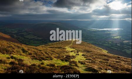 Blick von Mynydd Troed in Richtung Mynydd Llangorse und Llangorse Lake. Brecon Beacons National Park. Powys. Wales. VEREINIGTES KÖNIGREICH. Stockfoto