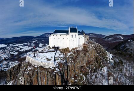 Schloss Fuzer in Zemplen Gebirge Ungarn. Erstaunlich erneuerte historische Fotress, was auf einem vulkanischen Berg in 13th czentury gebaut. Stockfoto