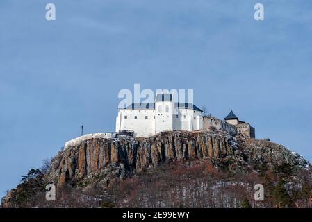 Schloss Fuzer in Zemplen Gebirge Ungarn. Erstaunlich erneuerte historische Fotress, was auf einem vulkanischen Berg in 13th czentury gebaut. Stockfoto