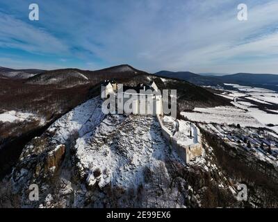 Schloss Fuzer in Zemplen Gebirge Ungarn. Erstaunlich erneuerte historische Fotress, was auf einem vulkanischen Berg in 13th czentury gebaut. Stockfoto