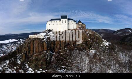 Schloss Fuzer in Zemplen Gebirge Ungarn. Erstaunlich erneuerte historische Fotress, was auf einem vulkanischen Berg in 13th czentury gebaut. Stockfoto