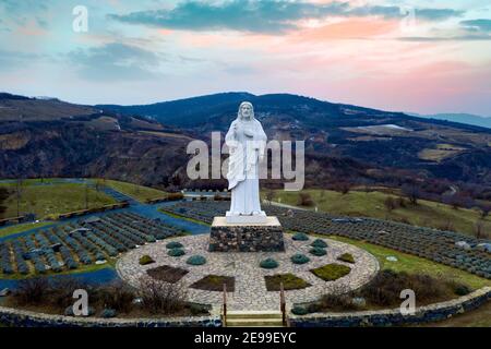 Segnung Jesus Christus Denkmal in Tarcal Ungarn. Riesige religiöse Statue neben Tarcal Bergwerk See, die wie ein tarn Stockfoto