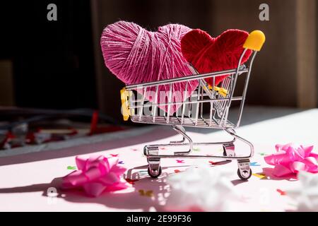 Großes rotes Herz in einem Warenkorb. Konzept für den Kauf Liebe.Valentinstag online Shopping.Trolley mit Herzen. Romantische Geschenke für Hochzeit, Frauen Stockfoto