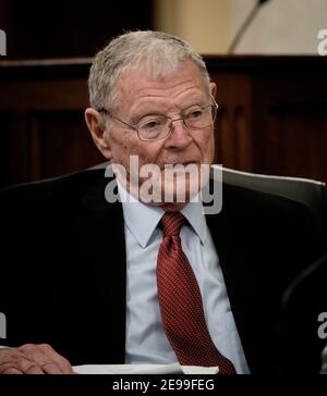 Washington, DC, USA. Februar 2021, 03rd. Der Senator der Vereinigten Staaten, Jim Inhofe (Republikaner von Oklahoma), stellt Fragen bei den Anhörungen des Senats für Kleinunternehmen und Unternehmertum, um die Ernennung von Isabella Casillas Guzman zum Administrator der Kleinunternehmensverwaltung in Washington, DC zu prüfen. Kredit: Bill O'leary/Pool über CNP/Media Punch/Alamy Live Nachrichten Stockfoto