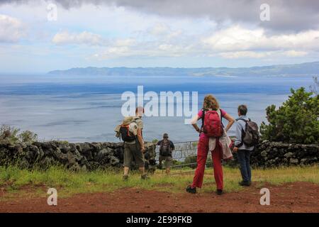 Wandergruppe, grüne Landschaften erkunden, Azoren, Insel Pico. Stockfoto