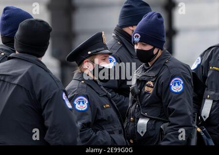 Ein Ehrengarde trägt eine Urne mit den eingeäscherten Resten des US-Polizeibeamten Brian Sichnick und einer gefalteten amerikanischen Flagge auf den Ostfronttreppen des US-Kapitols, das in Ehren in der Rotunde in Washington, DC liegt, Mittwoch, 3. Februar 2021. Kredit: Rod Lampey/CNP /MediaPunch Stockfoto