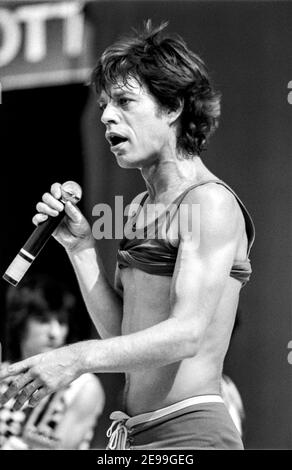 ROTTERDAM, NIEDERLANDE - 02. JUN 1982: Sänger Mick Jagger von den Rolling Stones bei ihrem Konzert im de kuip Stadion in Rotterdam. Die Rolli Stockfoto