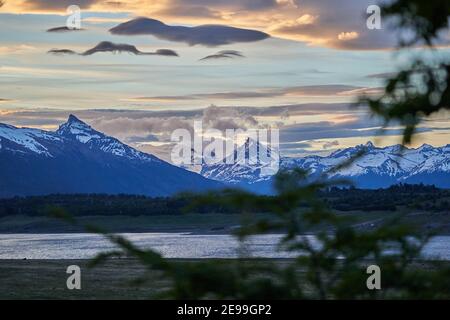 Moody Sonnenuntergang mit dramatischen Wolken über der Landschaft des lago roca am Perito Moreno Gletscher im Gletscher Nationalpark in Patagonien, Argentinien im Süden A Stockfoto