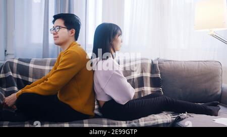 Junge asiatische paar mit ein Argument. Sich zurück an den Rücken lehnen. Hochwertige Fotos Stockfoto